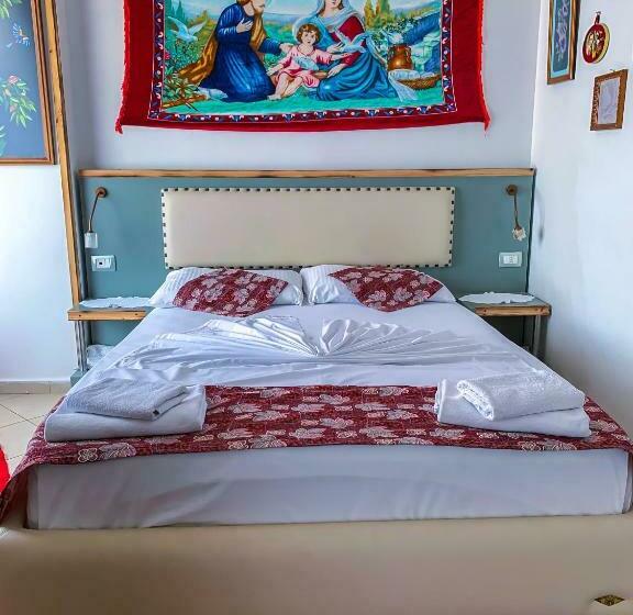 غرفة قياسية مزوَّدة بشُرفة, Oda`s Room