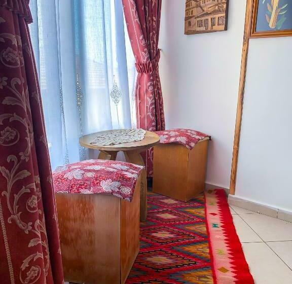 غرفة قياسية مزوَّدة بشُرفة, Oda`s Room
