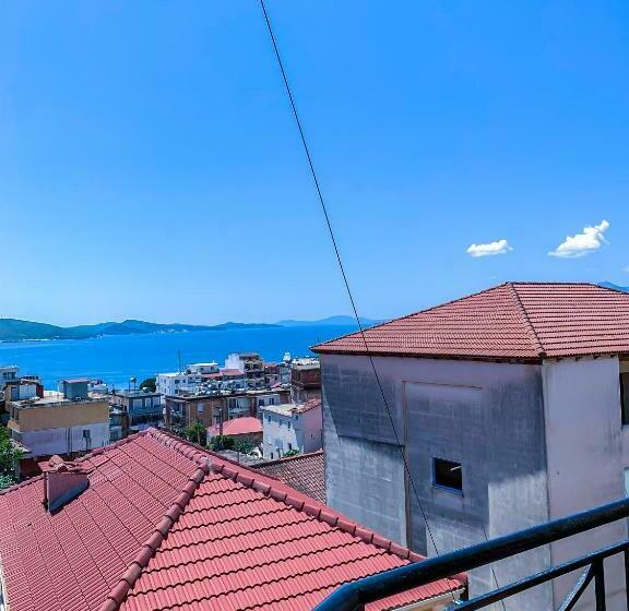 غرفة قياسية مزوَّدة بشُرفة, Oda`s Room