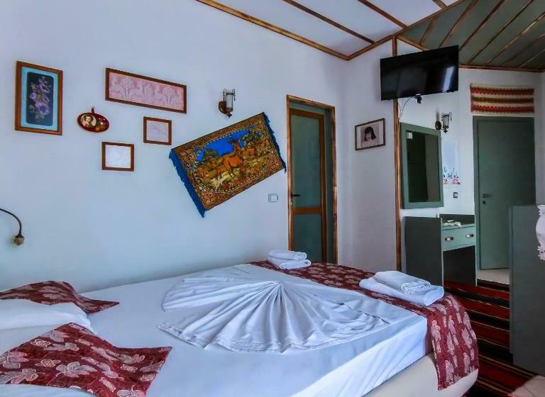 غرفة قياسية مزوَّدة بشُرفة, Oda`s Room