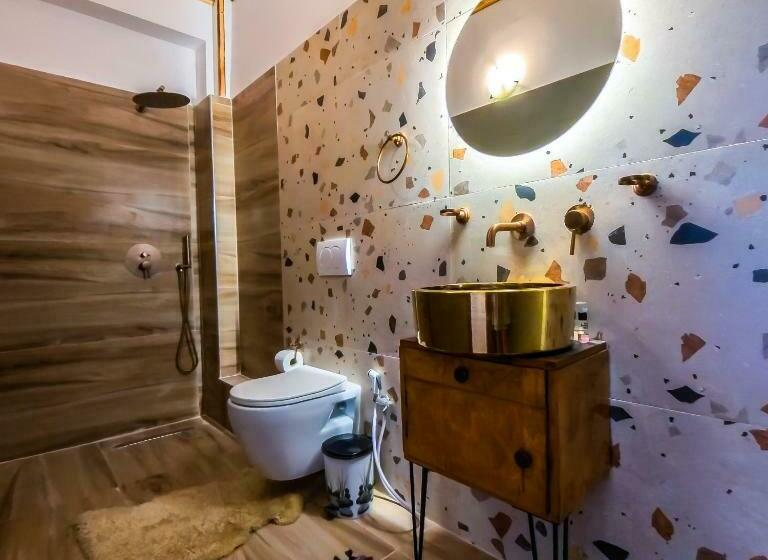 غرفة قياسية مزوَّدة بشُرفة, Oda`s Room