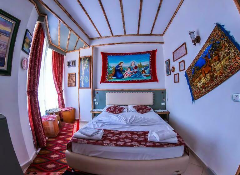 غرفة قياسية مزوَّدة بشُرفة, Oda`s Room