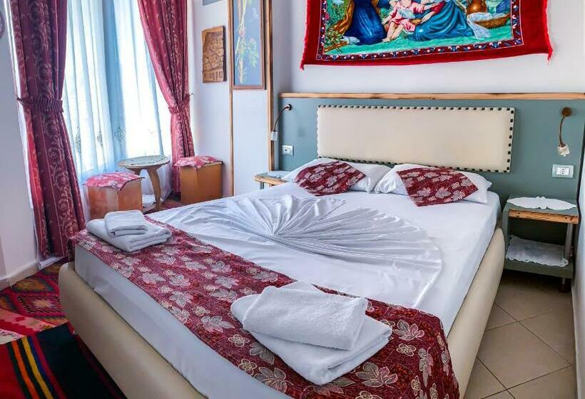 غرفة قياسية مزوَّدة بشُرفة, Oda`s Room