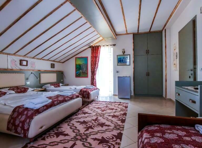 غرفة قياسية رباعية مزودة بشُرفة, Oda`s Room