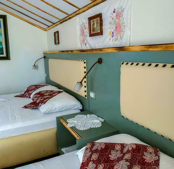 غرفة قياسية رباعية مزودة بشُرفة, Oda`s Room