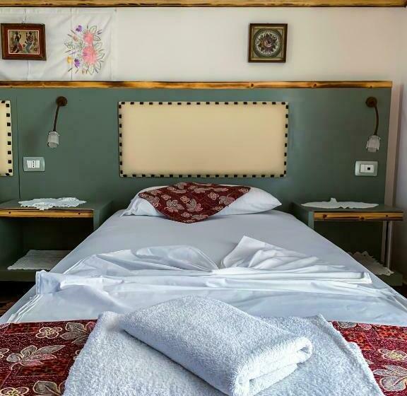 غرفة قياسية رباعية مزودة بشُرفة, Oda`s Room