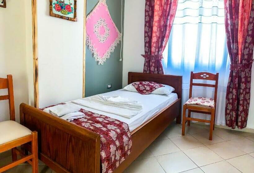 غرفة قياسية رباعية مزودة بشُرفة, Oda`s Room