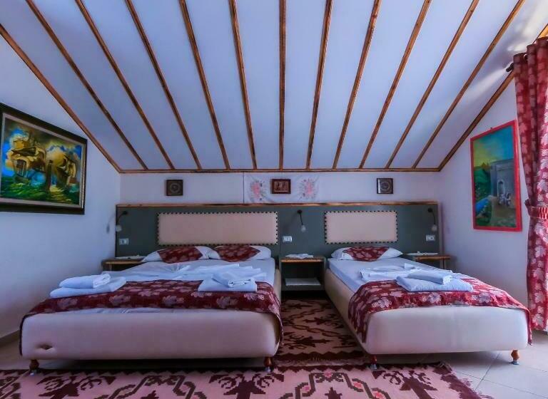 غرفة قياسية رباعية مزودة بشُرفة, Oda`s Room