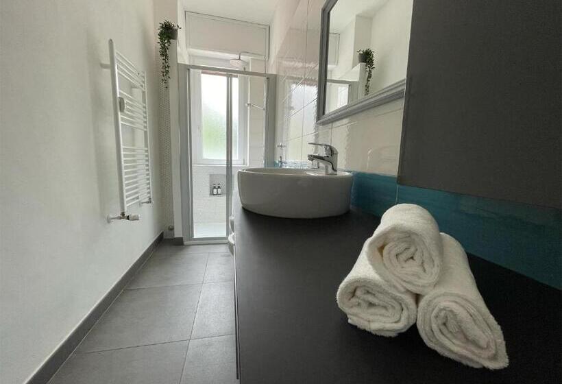 标准单人间共用浴室, Silvia & Simone S House