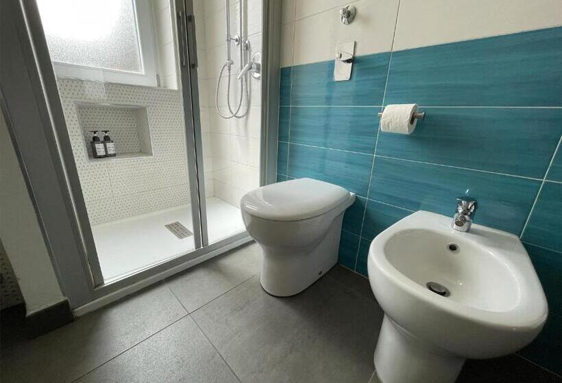 标准单人间共用浴室, Silvia & Simone S House