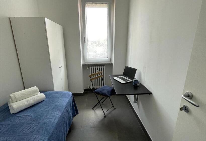 标准单人间共用浴室, Silvia & Simone S House