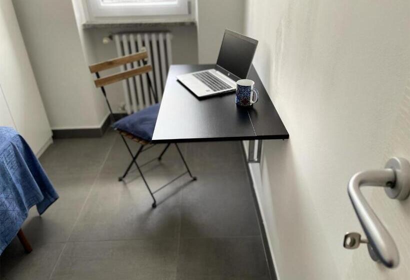 标准单人间共用浴室, Silvia & Simone S House