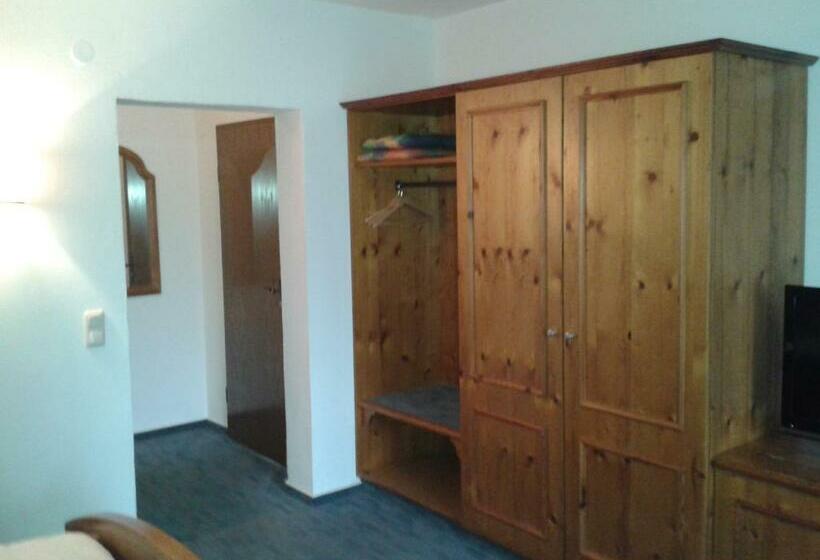 استودیو استاندارد با چشمانداز باغ, Büchner Garni