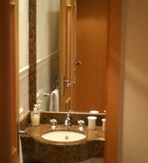 이코노미 룸, Burg Arras