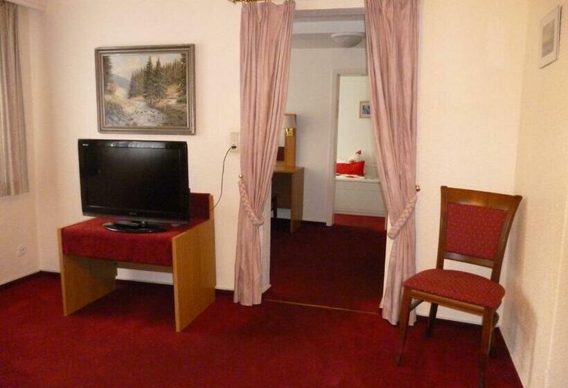 جناح, Café Restaurant Parkhaus