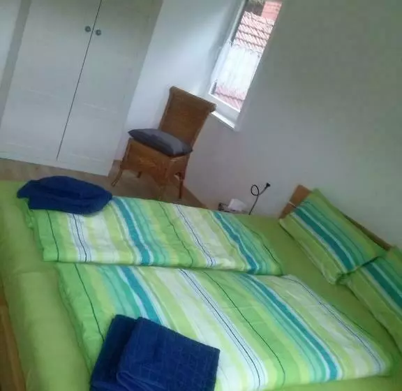 اتاق خانوادگی, Pension Zur Schönen Aussicht