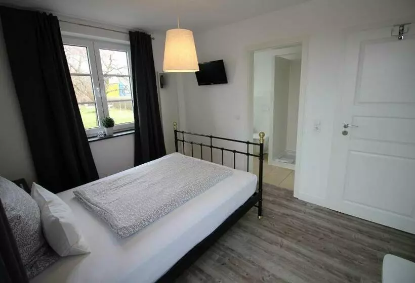 Standard Yhden Hengen Huone Parveke, Pension Willebuhr