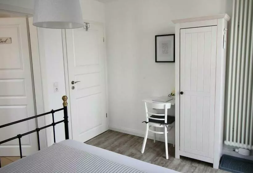 Standard Yhden Hengen Huone Parveke, Pension Willebuhr