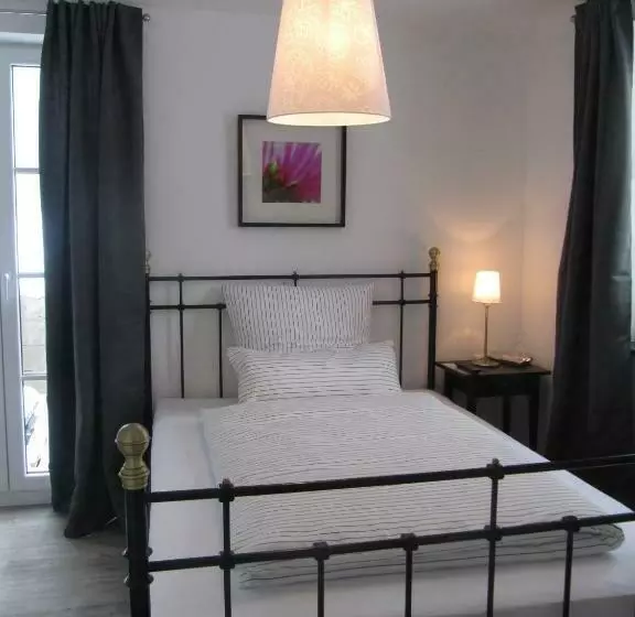Standard Yhden Hengen Huone Parveke, Pension Willebuhr