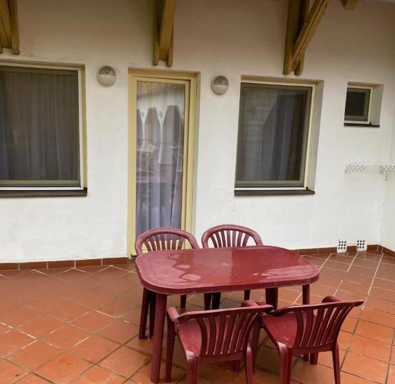 Номер Стандарт с Террасой, Global Apartmanház