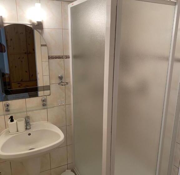 Трехместный Номер Стандарт Вид на Сад, Global Apartmanház