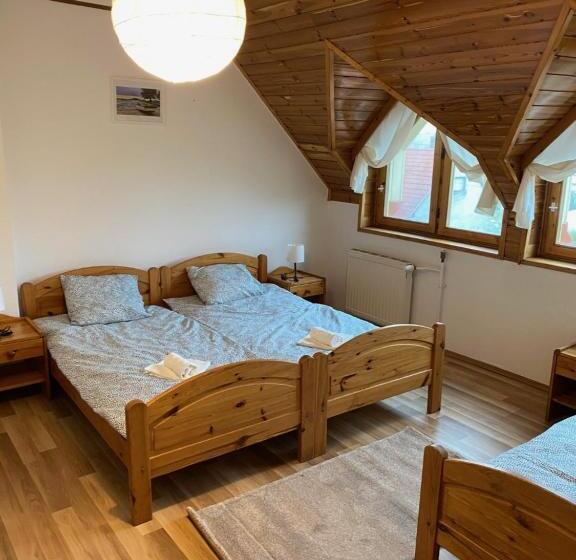 Трехместный Номер Стандарт Вид на Сад, Global Apartmanház