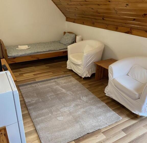 庭の見えるスタンダードトリプルルーム, Global Apartmanház