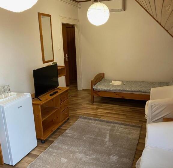 Трехместный Номер Стандарт Вид на Сад, Global Apartmanház