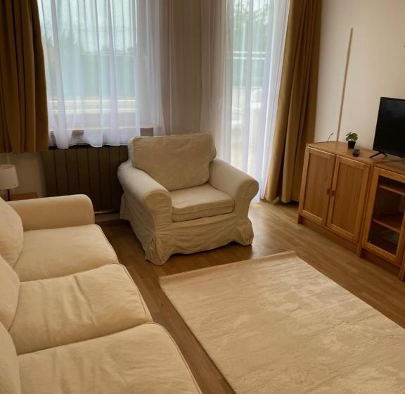 Четырехместный Номер Стандарт, Global Apartmanház