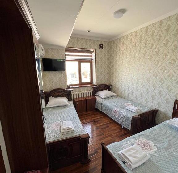 اتاق استاندارد سه نفره, Khamza Hostel