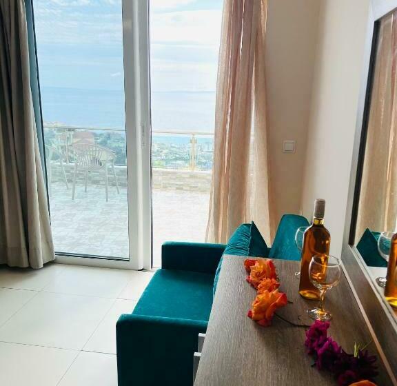 اتاق لوکس, Mistral Inn