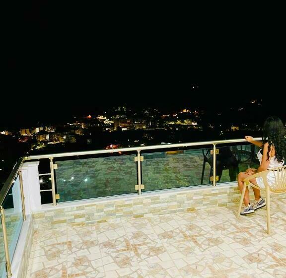 اتاق لوکس, Mistral Inn