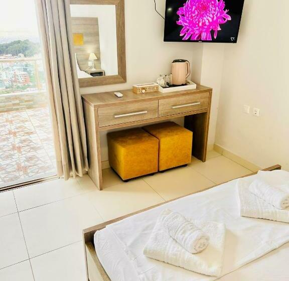 اتاق لوکس, Mistral Inn