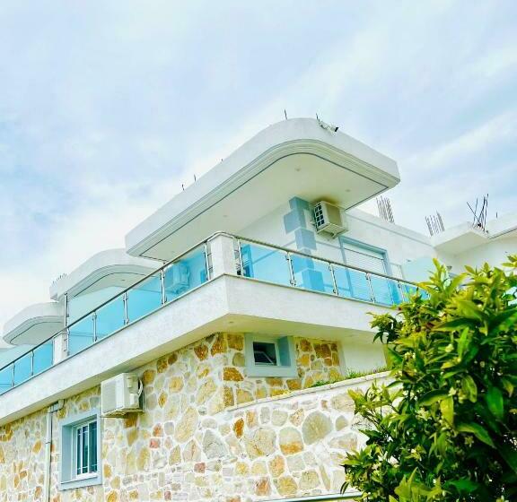 اتاق لوکس, Mistral Inn