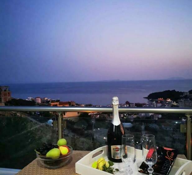 اتاق لوکس, Mistral Inn