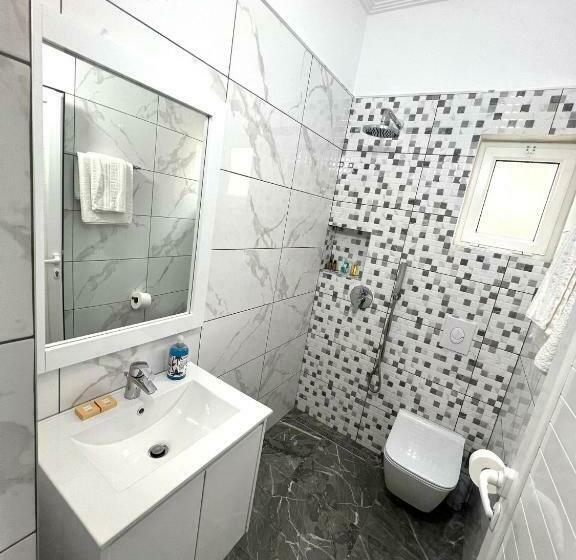 اتاق لوکس, Mistral Inn