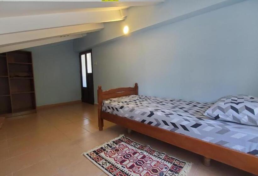 اتاق استاندارد یک نفره, Traveler Hostel