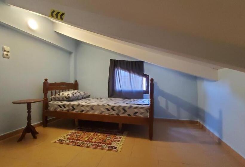 اتاق استاندارد یک نفره, Traveler Hostel