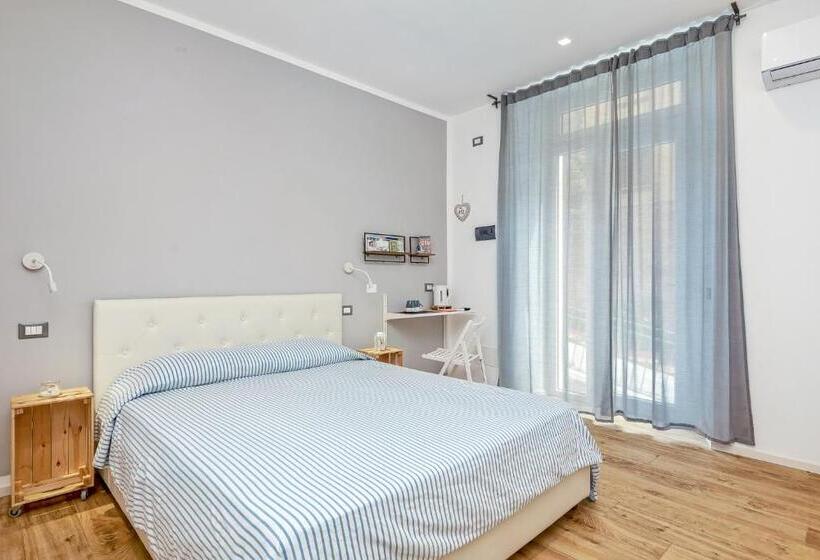 غرفة قياسية مزوَّدة بتراس, The Dream Station