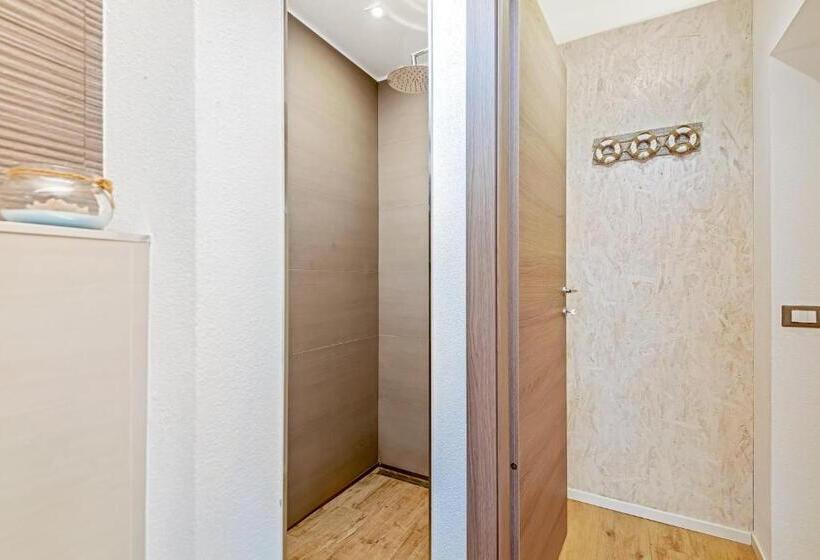 غرفة قياسية مزوَّدة بتراس, The Dream Station