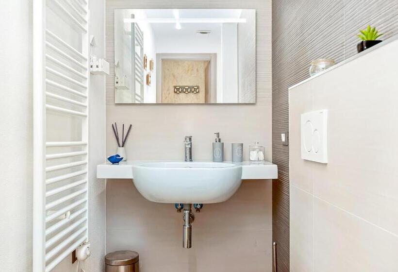 غرفة قياسية مزوَّدة بتراس, The Dream Station