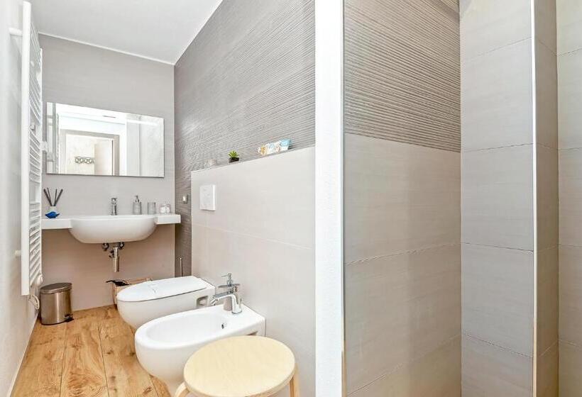 غرفة قياسية مزوَّدة بتراس, The Dream Station