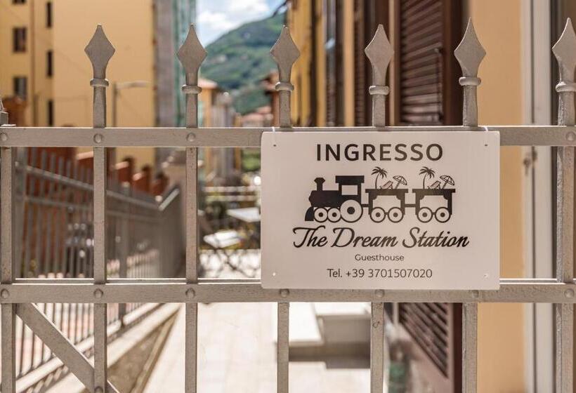 غرفة قياسية مزوَّدة بتراس, The Dream Station