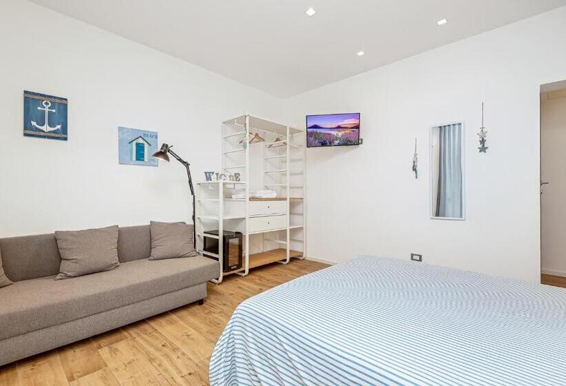 غرفة قياسية مزوَّدة بتراس, The Dream Station