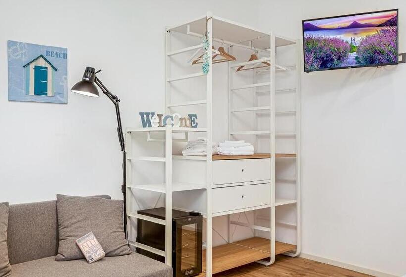 غرفة قياسية مزوَّدة بتراس, The Dream Station