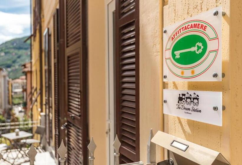 غرفة قياسية مزوَّدة بتراس, The Dream Station