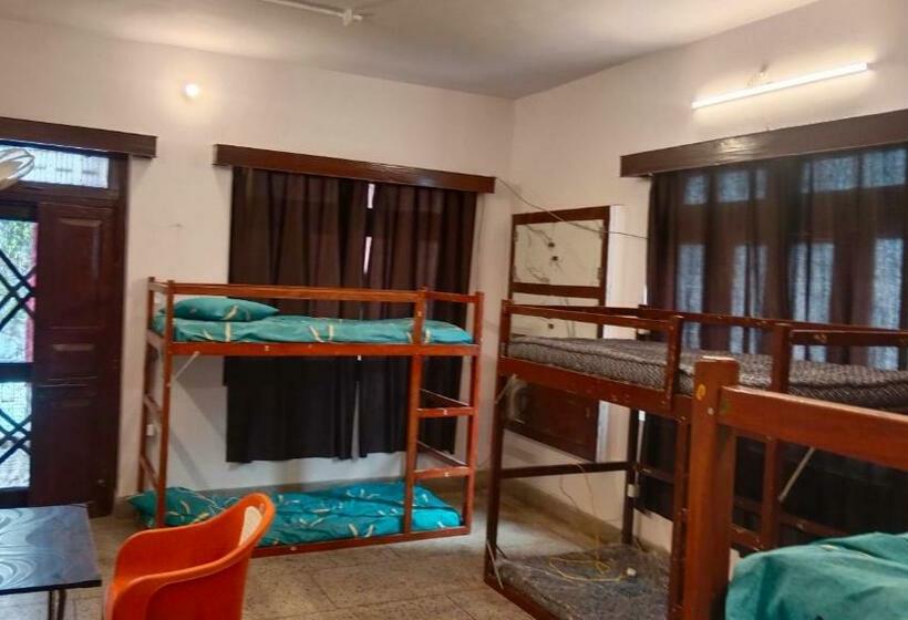 Кровать в Общей Комнате, Travel Hostel In Heart Of Kanpur