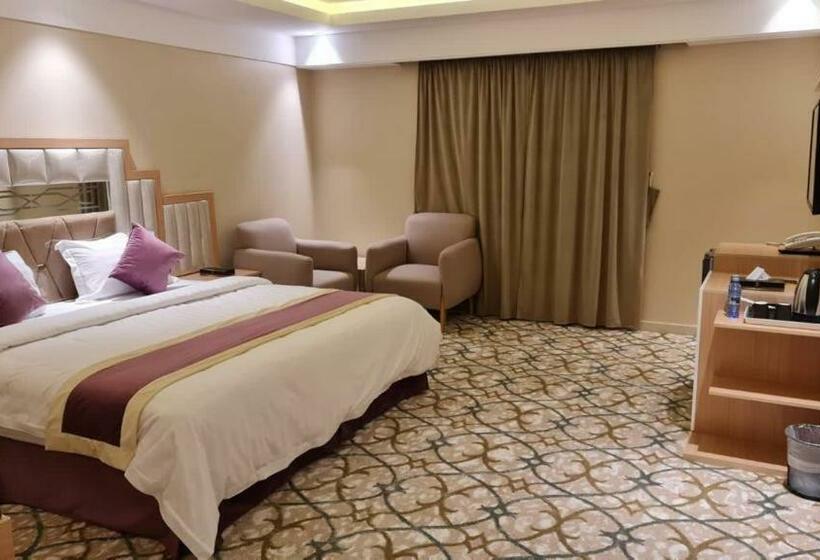 اتاق خانوادگی, فندق العزم