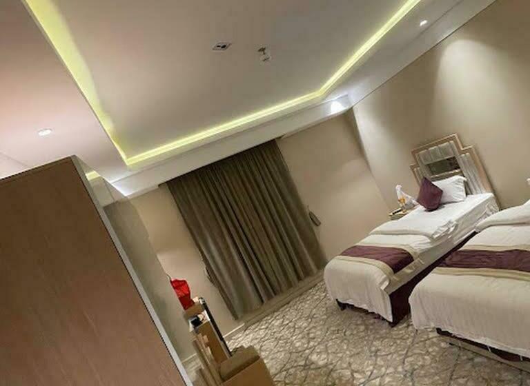 اتاق خانوادگی, فندق العزم