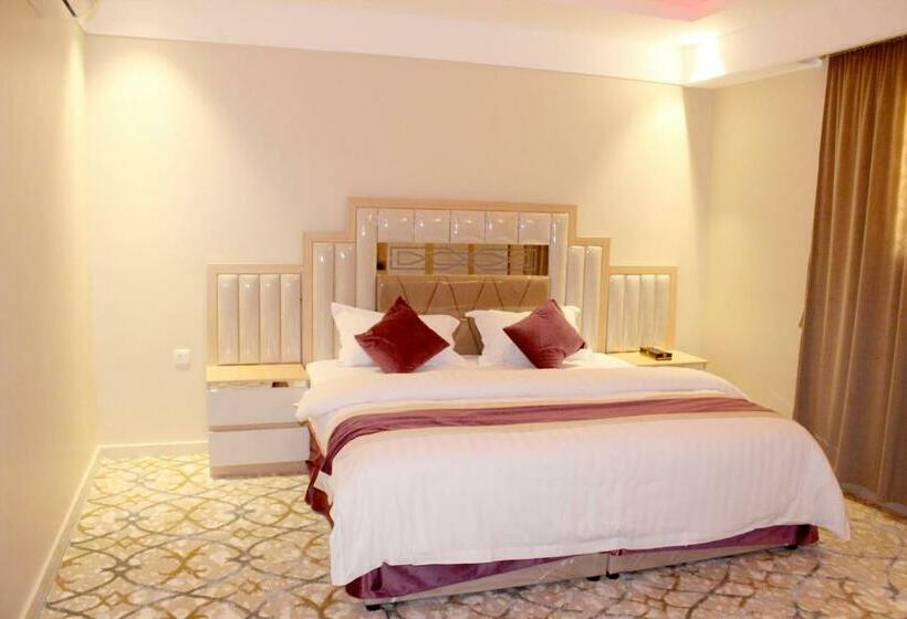 استودیو خانوادگی, فندق العزم